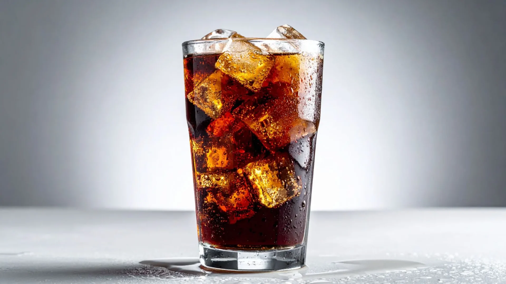 Bebida de cola con pigmentos que puede provocar que se tengan dientes amarillos