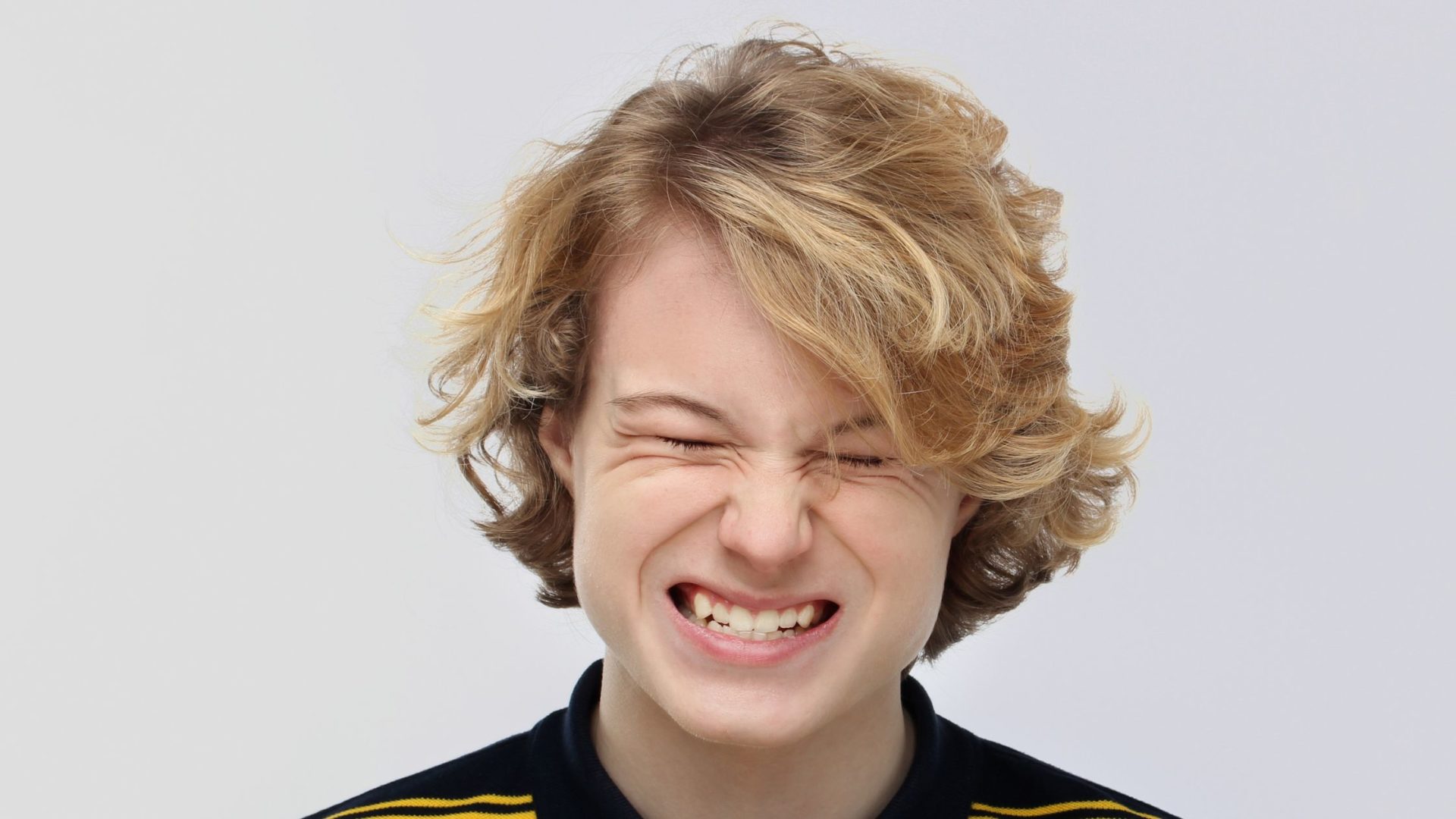 Imagen de un chico apretando los dientes
