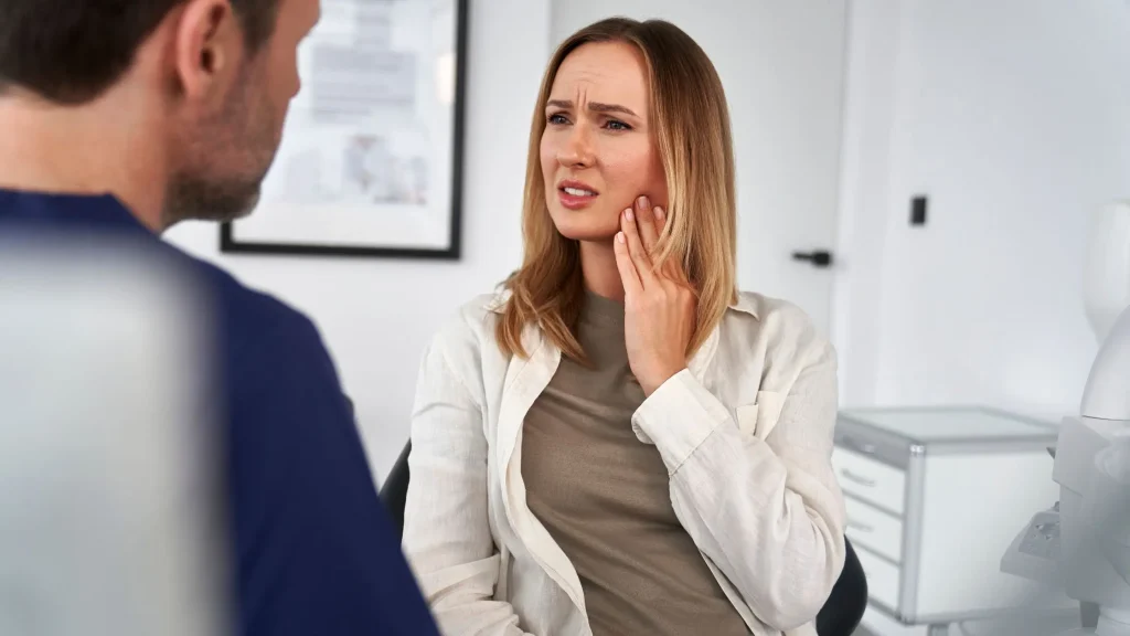 Paciente explicándole a su dentista de NOVADENTAL sus problemas de bruxismo