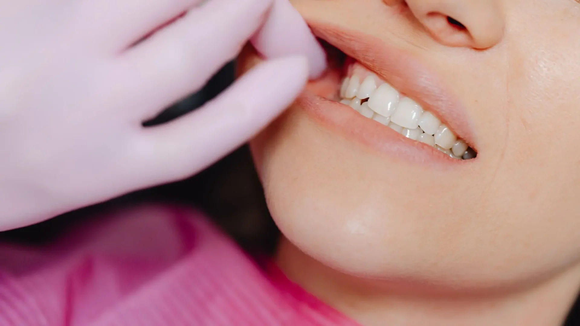 Persona en el dentista tratándose con una endodoncia