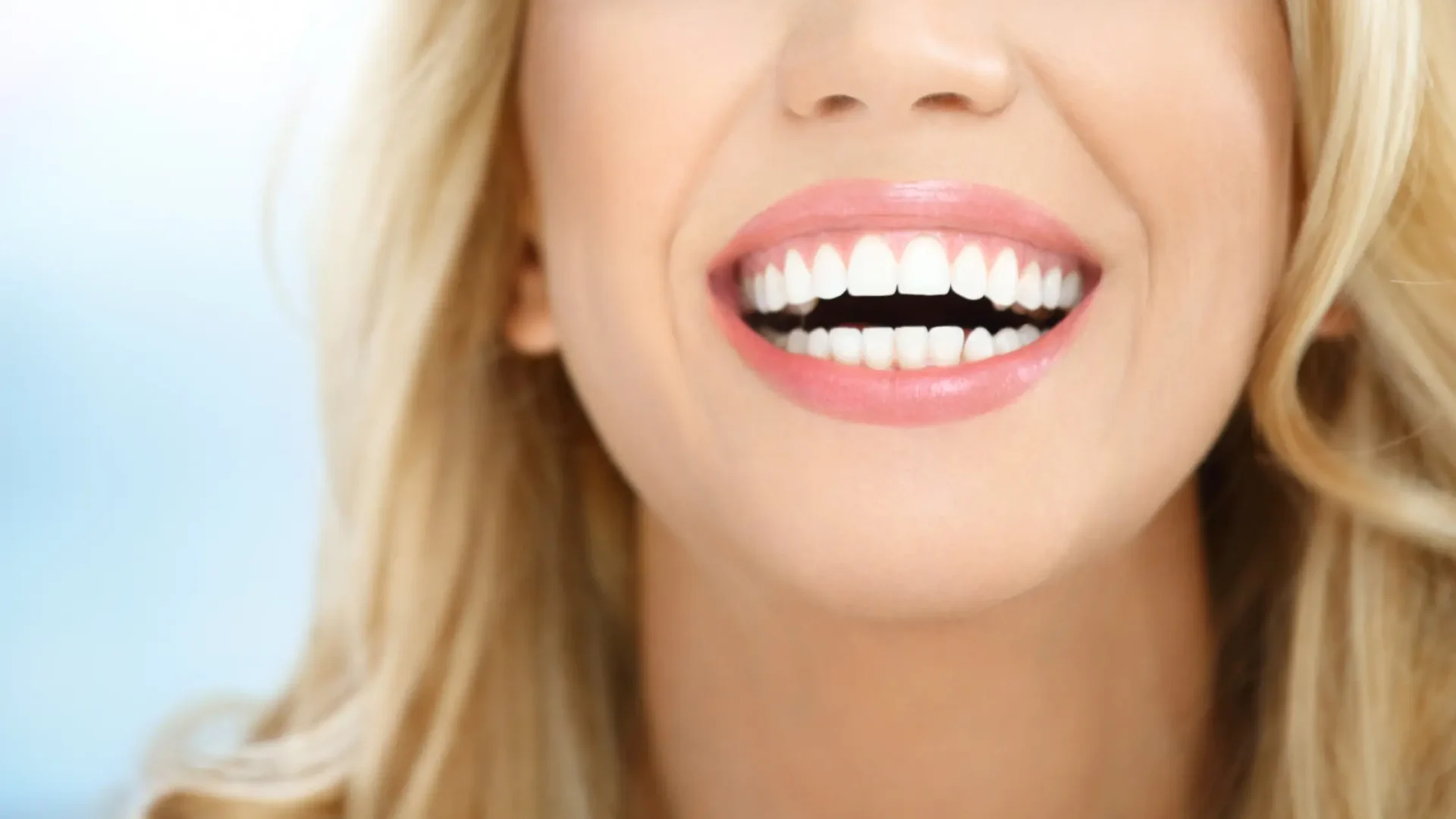 Sonrisa de una mujer que lleva a cabo una higiene bucodental completa