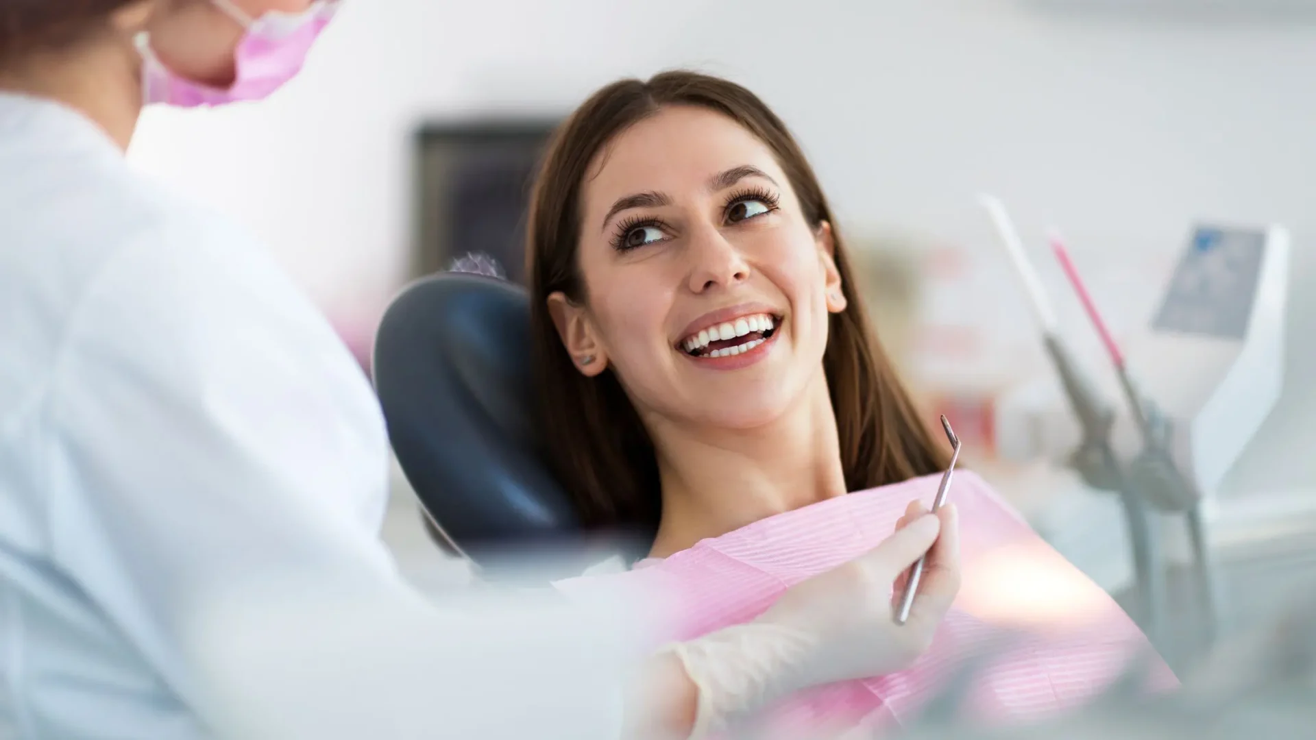 Mujer en el dentista tras solucionar su problema de dolor de muelas