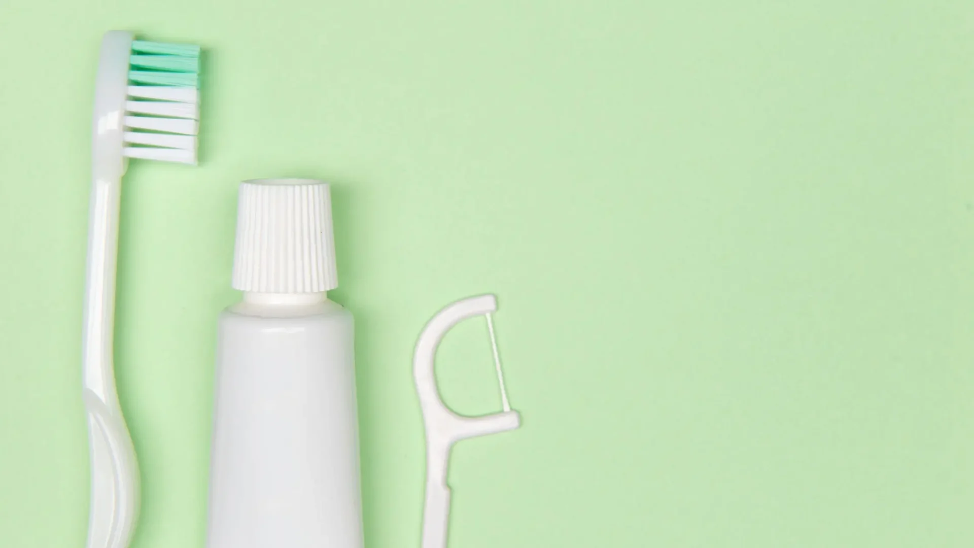 Pequeño kit dental con cepillo, pasta e hilo dental
