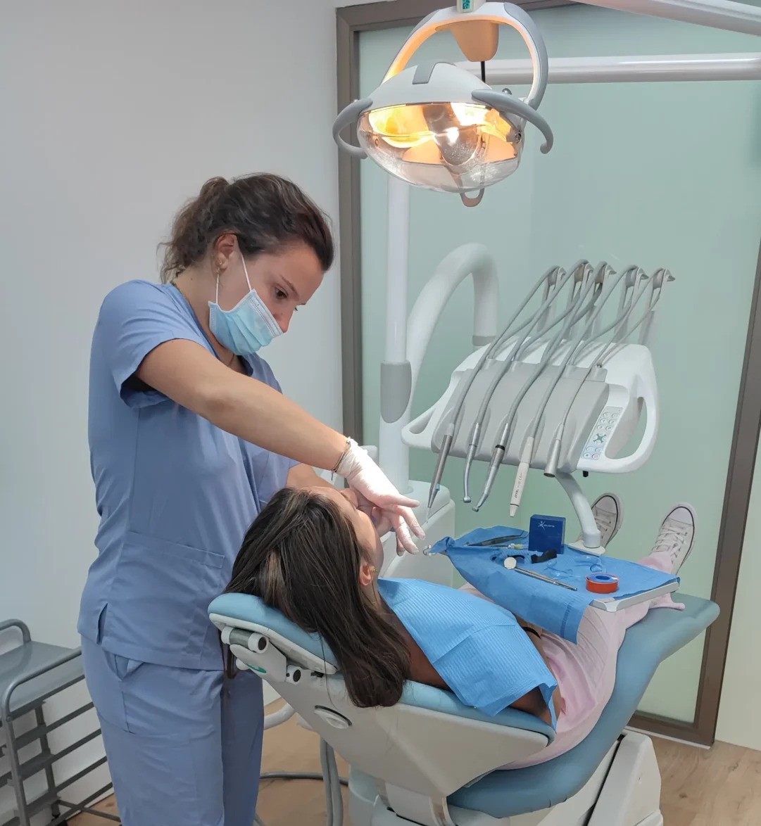 Carmen Prados durante un procedimiento odontológico en clínica