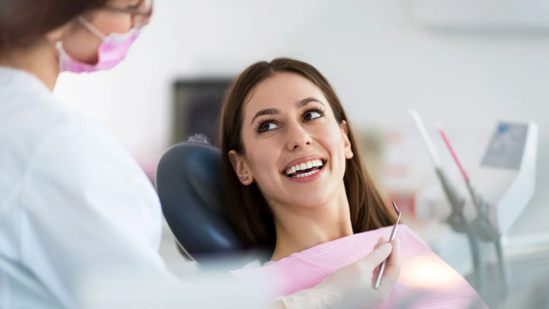 Chica estudiante en el dentista recibiendo un primer diagnóstico tras su primera visita gratuita
